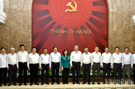 Tổng Bí thư Tô Lâm với các đồng chí lãnh đạo Đảng, Nhà nước và Ban Thường vụ Thành ủy Hà Nội.
