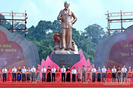Tổng Bí thư Tô Lâm và các đồng chí lãnh đạo Đảng, Nhà nước thực hiện nghi thức khánh thành Tượng đài “Bác Hồ ở Tân Trào” tại xã Tân Trào, tỉnh Tuyên Quang. (Ảnh: ĐĂNG KHOA) 