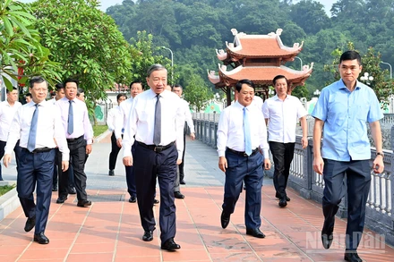 Tổng Bí thư Tô Lâm đến dâng hương tưởng niệm Chủ tịch Hồ Chí Minh và các vị tiền bối cách mạng. 