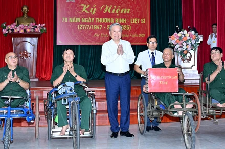 Tổng Bí thư Tô Lâm tặng quà thương binh nặng tại Trung tâm Điều dưỡng thương binh Thuận Thành (phường Ninh Xá, tỉnh Bắc Ninh).