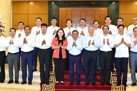 Thường trực Ban Bí thư Trần Cẩm Tú và các đồng chí lãnh đạo Đảng, Nhà nước với Ban Thường vụ Tỉnh ủy Lào Cai.