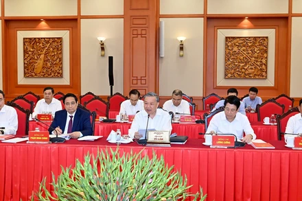 Tổng Bí thư Tô Lâm và các đồng chí lãnh đạo Đảng, Nhà nước chủ trì buổi làm việc với Ban Thường vụ Quân ủy Trung ương.