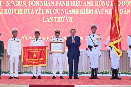 Tổng Bí thư Tô Lâm trao Danh hiệu Anh hùng lao động cho ngành kiểm sát nhân dân.