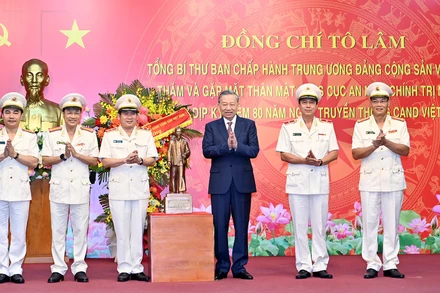 Tổng Bí thư Tô Lâm trao tặng bức tượng Chủ tịch Hồ Chí Minh cho Cục An ninh chính trị nội bộ, Bộ Công an.