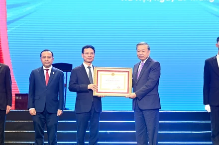 Tổng Bí thư Tô Lâm trao Huân chương Lao động hạng Nhất tặng Bộ Khoa học và Công nghệ. 