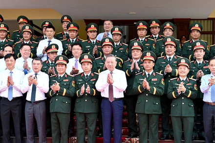 Tổng Bí thư Tô Lâm, Bí thư Quân ủy Trung ương và các đồng chí lãnh đạo Đảng, Nhà nước cùng các đại biểu tại buổi làm việc với Quân đoàn 12 (Bộ Quốc phòng).