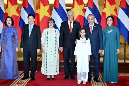 Tổng Bí thư Tô Lâm và Phu nhân, Chủ tịch nước Lương Cường và Phu nhân cùng Bí thư Thứ nhất Đảng Cộng sản Cuba, Chủ tịch nước Cuba Miguel Díaz-Canel Bermúdez và Phu nhân chụp ảnh chung.