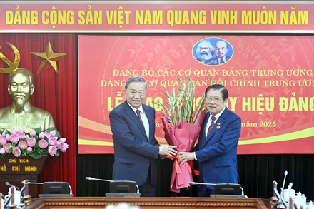 Tổng Bí thư Tô Lâm trao Huy hiệu 45 năm tuổi Đảng và tặng hoa chúc mừng đồng chí Phan Đình Trạc, Ủy viên Bộ Chính trị, Bí thư Trung ương Đảng, Trưởng Ban Nội chính Trung ương.