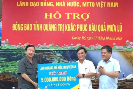 Phó Thủ tướng Trần Hồng Hà trao quà của lãnh đạo Đảng, Nhà nước và Mặt trận Tổ quốc hỗ trợ tỉnh Quảng Trị khắc phục hậu quả mưa lũ.