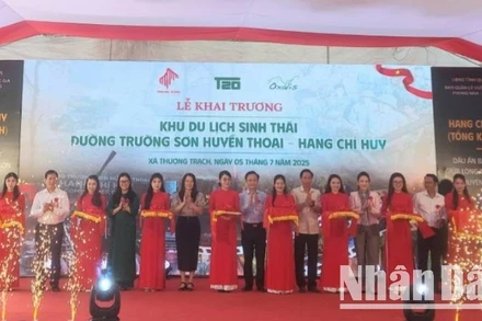 Các đại biểu cắt băng khai trương Khu du lịch sinh thái "Đường Trường Sơn-Hang Chỉ huy".