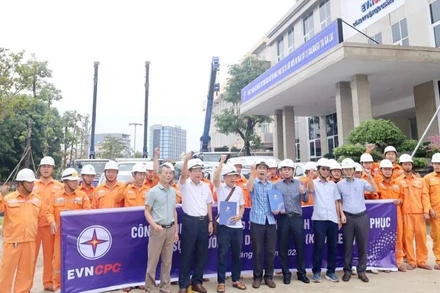 Cán bộ, công nhân Công ty Điện lực tỉnh Quảng Trị lên đường hỗ trợ Điện lực Gia Lai khắc phục sự cố lưới điện sau bão số 13.