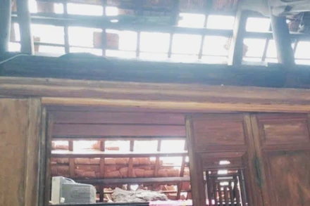 Một ngôi nhà ở xã Tuyên Phú bị tốc mái.
