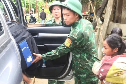 Đồn Biên phòng Làng Ho dùng xe đơn vị sơ tán các hộ dân ở bản Mít Cát, xã Kim Ngân đến nơi an toàn.