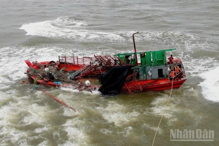 Tàu cá bị nạn ngay cửa sông Nhật Lệ, 8 ngư dân được ứng cứu kịp thời.