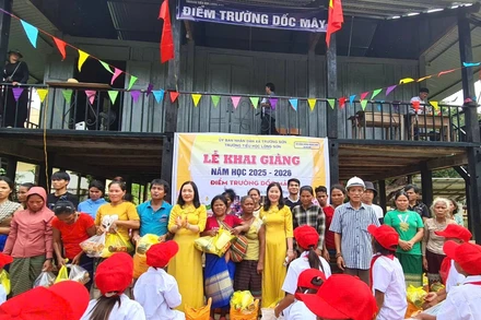 Điểm trường Dốc Mây trong ngày khai giảng năm học 2025-2026. Ngay sau lễ khai giảng, nhà trường tặng quà cho phụ huynh học sinh, (Ảnh: VĂN TRÁNG)
