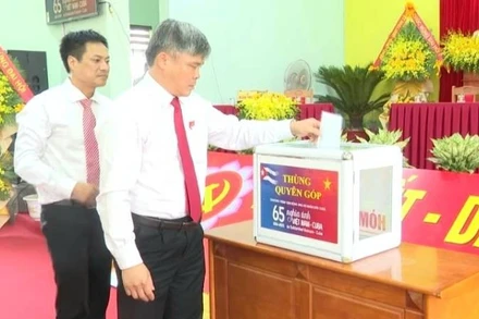 Lãnh đạo xã Nam Trạch thực hiện ủng hộ nhân dân Cuba tại phiên đại hội trù bị của Đảng bộ xã trong chiều nay 21/8.