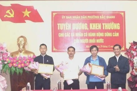 Chủ tịch Ủy ban nhân dân phường Bắc Gianh Nguyễn Văn Tình trao giấy khen cho 3 cá nhân dũng cảm cứu người bị nạn.