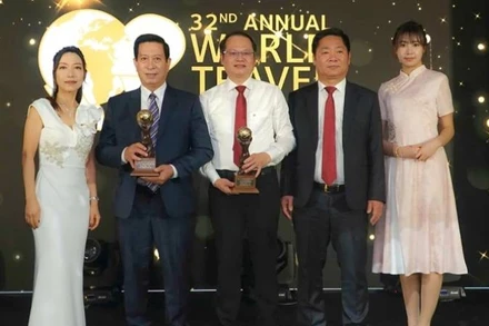 Lãnh đạo Vườn quốc gia Phong Nha-Kẻ Bàng vinh dự nhận cúp của WTA.