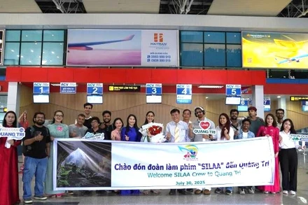 Lãnh đạo Sở Văn hóa, Thể thao và Du lịch tỉnh Quảng Trị đón và tặng hoa chúc mừng đoàn làm phim tại Cảng hàng không Đồng Hới.