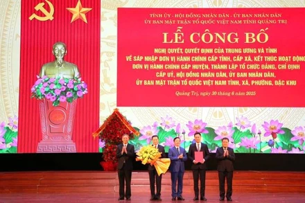 Phó Thủ tướng Trần Hồng Hà trao Quyết định thành lập Đảng bộ tỉnh Quảng Trị.