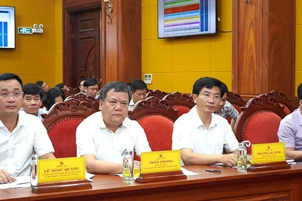 Các đồng chí lãnh đạo tỉnh dự hội nghị tại điểm cầu Quảng Bình. (Ảnh: QV)