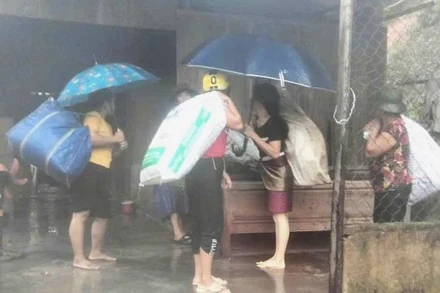 Sáng 30/8, xã Hương Lập, tỉnh Quảng Trị tiến hành sơ tán các hộ dân vùng có nguy cơ sạt lở đất ở thôn Cù Bai.