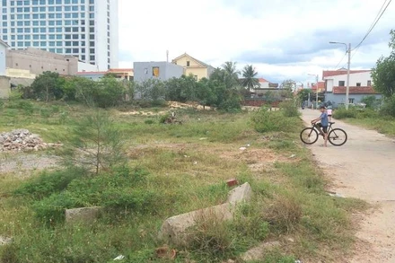 Các lô đất tại phường Hải Thành (nay là phường Đồng Hới) tỉnh Quảng Trị có mức trúng giá tăng gần 3 lần so với giá khởi điểm nhờ lợi thế về dịch vụ khi gần bờ biển Nhật Lệ.