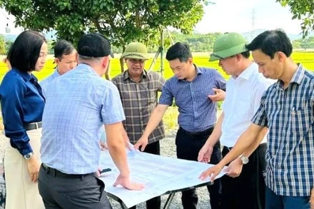 Lãnh đạo Đảng ủy, Ủy ban nhân dân phường Đồng Sơn, tỉnh Quảng Trị kiểm tra thực địa khu vực quy hoạch khu tái định cư Dự án đường sắt tốc độ cao.