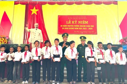 Học sinh người Rục tại xã Kim Phú, tỉnh Quảng Trị vượt khó học giỏi được trao thưởng tại lễ khai giảng năm học mới sáng 5/9.