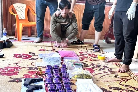 Đối tượng Trần Văn Huy cùng tang vật. (Ảnh: Công an Quảng Trị)