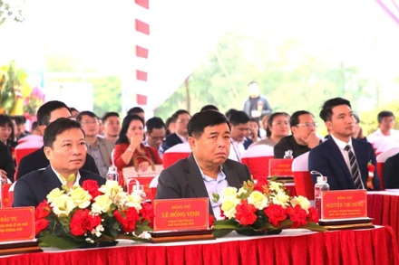 Phó Thủ tướng Chính phủ Nguyễn Chí Dũng dự lễ khởi công dự án nhà ở xã hội tại trung tâm phường Đồng Hới sáng nay.