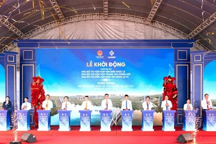 Các đại biểu thực hiện nghi thức khởi động các dự án tại tỉnh Quảng Trị.