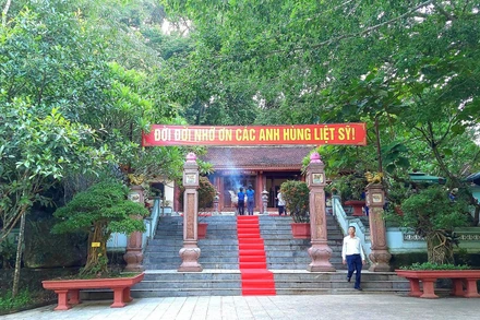 Đền tưởng niệm Anh hùng liệt sĩ đường 20 Quyết thắng (còn gọi là hang Tám thanh xung phong).