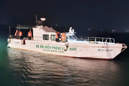 Lực lượng của Bộ đội Biên phòng tỉnh Quảng Trị tìm kiếm cứu nạn ngư dân trong đêm qua