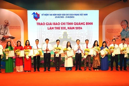 Các đồng chí lãnh đạo tỉnh Quảng Bình trao giải A cho các tác giả đoạt giải.