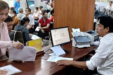 Công chức phường Đồng Hới, tỉnh Quảng Trị hướng dẫn người dân làm các thủ tục hành chính. (Ảnh minh họa)