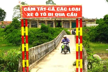 Chính quyền địa phương cắm biển thông báo do cầu Chợ bị xuống cấp rất nghiêm trọng.