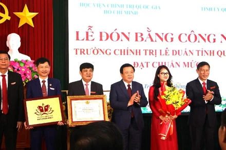Đồng chí Nguyễn Xuân Thắng trao bằng công nhận đạt chuẩn mức 1 cho Trường Chính trị Lê Duẩn. 