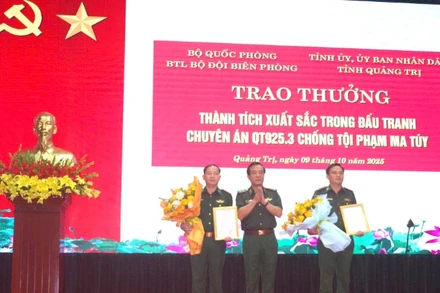 Trung tướng Lê Đức Thái, Tư lệnh Bộ đội Biên phòng thừa ủy quyền của lãnh đạo Bộ Quốc phòng trao thưởng cho Ban chuyên án.