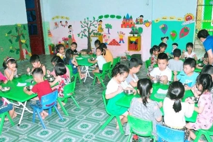 Các trường mần non ở Quảng Trị luôn chăm chút từng bữa ăn cho các cháu đủ lượng và chất. (Ảnh minh họa) 