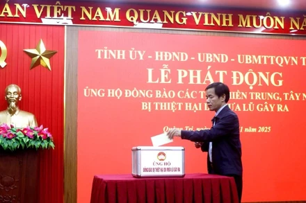 Bí thư Tỉnh ủy Nguyễn Văn Phương ủng hộ đồng bào miền trung, Tây Nguyên.
