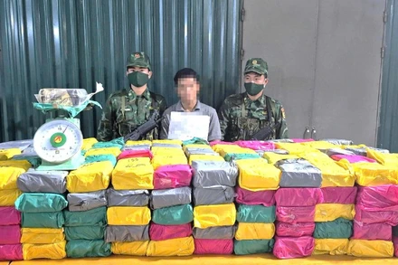 Một đối tượng người Lào vận chuyển ma túy bị bắt và tang vật là lượng ma túy "khủng" nhất từ trước tới nay ở phía bắc tỉnh Quảng Trị.