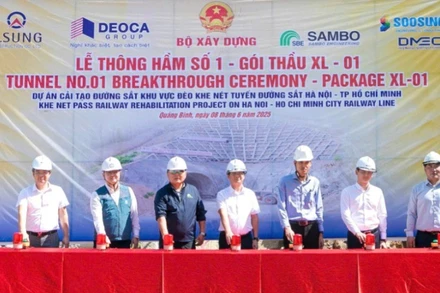 Đại biểu thực hiện nghi thức thông hầm đường sắt số 1 Dự án cải tạo tuyến đường sắt bắc-nam đoạn qua đèo Khe Nét, tỉnh Quảng Bình.