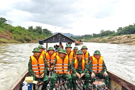 Đoàn công tác của Ban Chỉ huy Bộ đội Biên phòng Quảng Trị kiểm tra đoạn biên giới Việt Nam-Lào trên sông Sê Pôn.