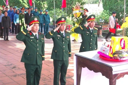 Đại biểu lực lượng vũ trang tỉnh Quảng Trị viếng các liệt sĩ tại Nghĩa trang Mai Thủy.