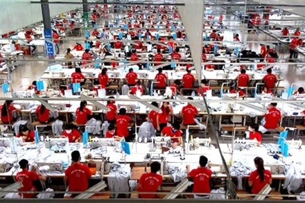 Công nhân may công nghiệp ở phía bắc tỉnh Quảng Trị. (Ảnh minh họa)