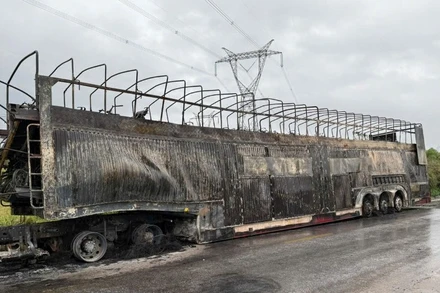 Chiếc xe đầu kéo cùng 124 xe máy cháy rụi vào rạng sáng nay.