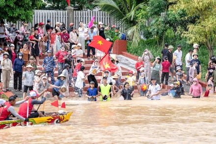 Tinh thần thượng võ của lễ hội ở Lệ Thủy không chỉ thể hiện trong sự quyết tâm của các vận động viên là nông dân mà còn ở sự cỗ vũ vô tư, hết mình của chính bà con địa phương. 