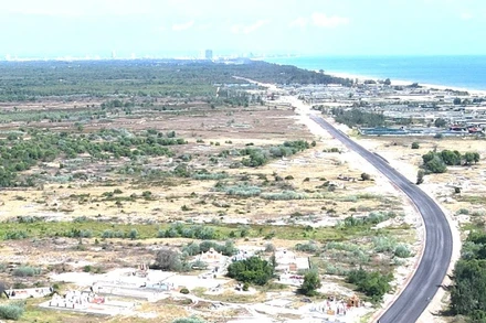 Khu công nghiệp Cam Liên có vị trí giao thông rất thuận lợi khi kết nối với Quốc lộ 1, đường tránh lũ Quốc lộ 1 và đường ven biển ở tỉnh Quảng Bình cũ. 