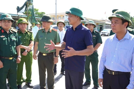 Bí thư Tỉnh ủy (áo sẫm màu) và đoàn công tác đã đến kiểm tra tình hình tại khu neo đậu tránh trú bão tàu cá cửa Gianh. (Ảnh: QV)